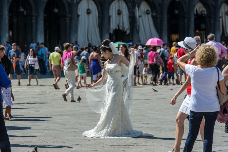 زفاف - العروس مع فستان الزفاف الأبيض في ساحة سانت مارك، البندقية، إيطاليا. / Braut في Weißem Hochzeitskleid عوف ماركا المانيا Markuspla