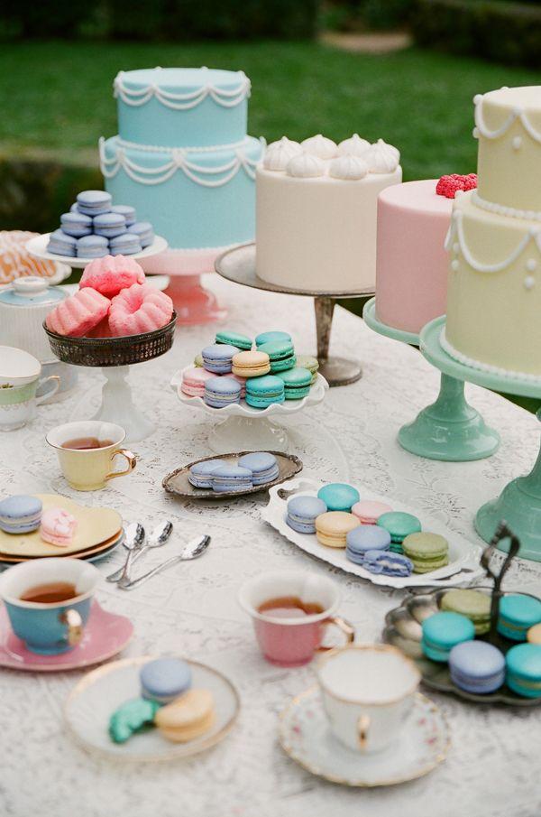Hochzeit - Pastellfarbig Kuchen und Makronen Dessert Table