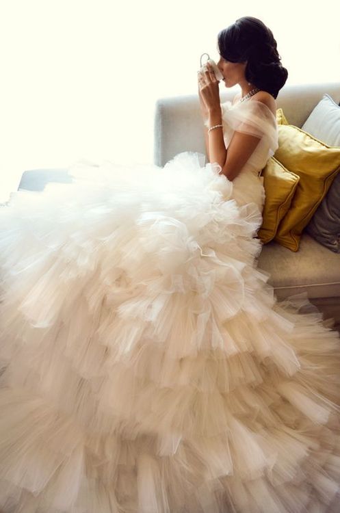Mariage - Regardez cette robe! La jupe!