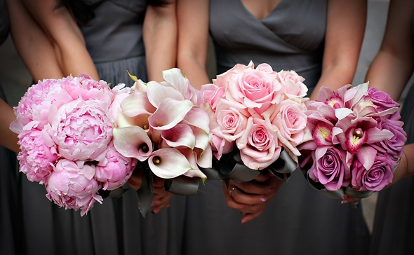 Hochzeit - Verschiedene Blumensträuße für jeden Brautjungfer