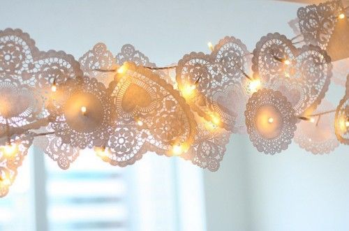 Mariage - napperons en papier sur une chaîne de lumières