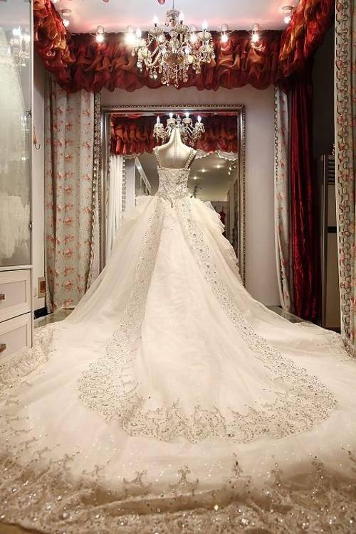 Hochzeit - Es ist ganz über das Kleid ...