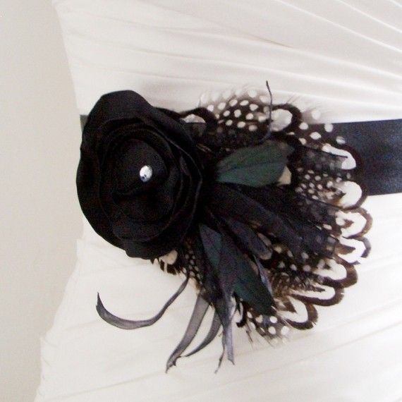 Hochzeit - Black & White Feather Braut Sash
