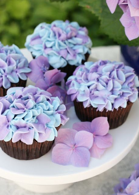 Hochzeit - Hydrangea Cupcakes von Glorious Treats