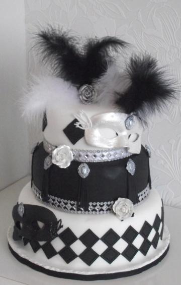Mariage - En noir et blanc mascarade de gâteau de mariage.