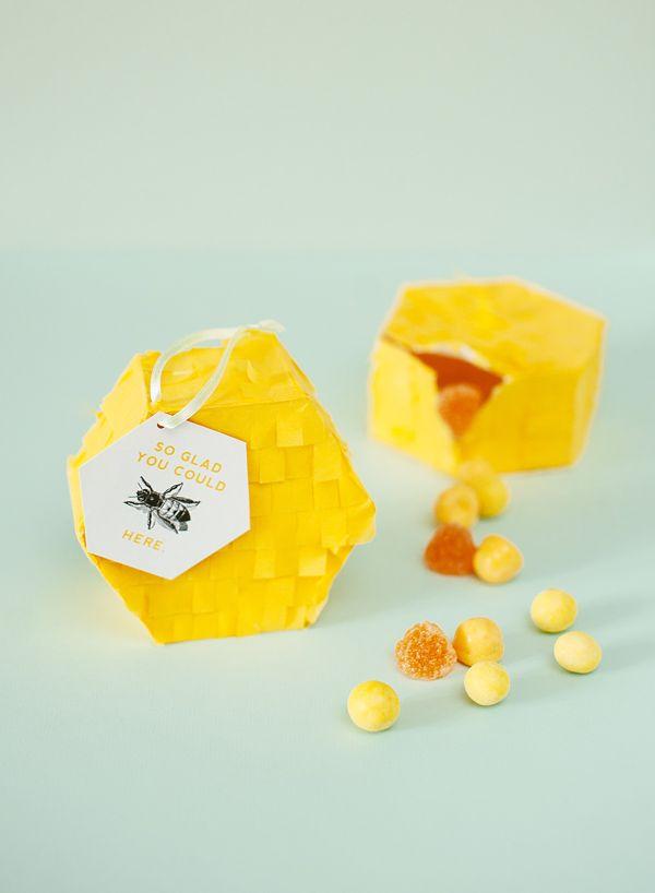 Hochzeit - DIY Honeycomb Pinata Favors