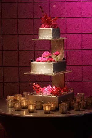 Hochzeit - Silber Kuchen mit einem modernen Anzeige.