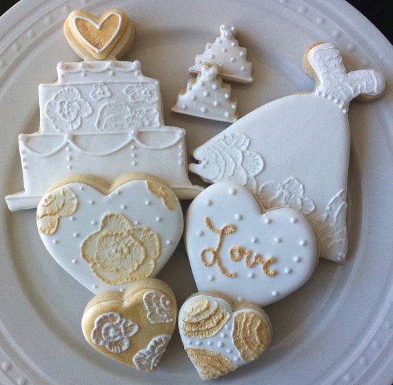 Hochzeit - Dekoriert Weiß-und Goldhochzeitskleid und-Kuchen-Plätzchen mit Herzen und Minis-perfekt für Brautparty