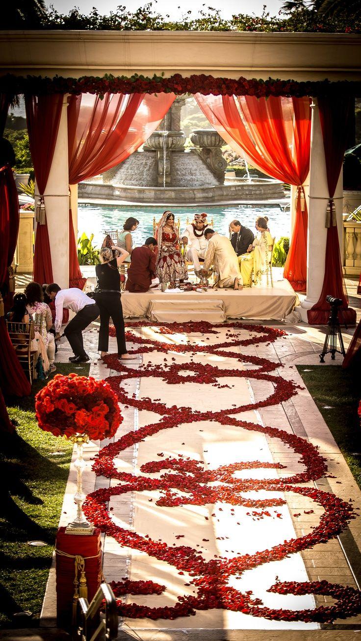 Mariage - Tous les roses rouges rouge pétale de rose Allée jumelé avec guirlandes de Rose Et draperie rouge pour ce mariage indien royal.