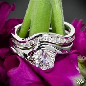 Hochzeit - 18k White Gold "Iris" Solitaire Verlobungsring und Ehering