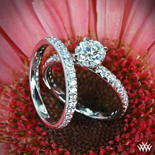 Hochzeit - 18k White Gold "Harmony" Diamant-Verlobungsring und Ehering