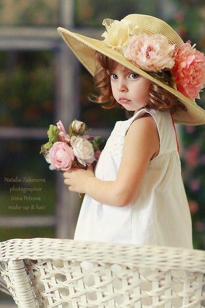 Hochzeit - Entzückender Flower Girl Hat