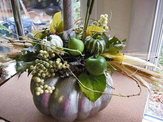 Hochzeit - Thanksgiving-Silber-Kürbis-Mittel W / Candle-, Silber-Fall-Hochzeits-Mittelstück auf Kürbis mit Blumen, Beeren, Kürbisse, grüne 