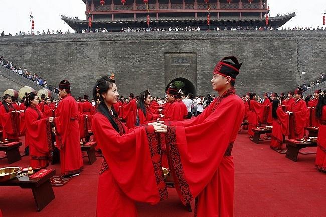 Mariage - Cina, "si" en costume Tradizionale par 130 Coppie