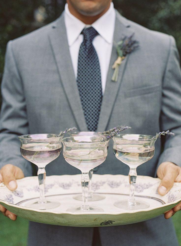 Hochzeit - Lavendel-Cocktails auf Tablett