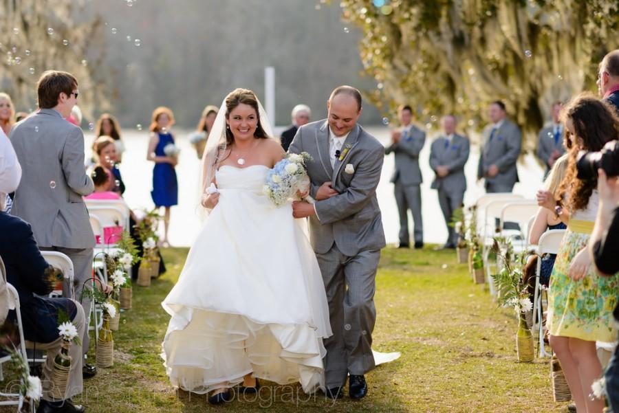 Hochzeit - Bräutigam helfen mit dem Kleid