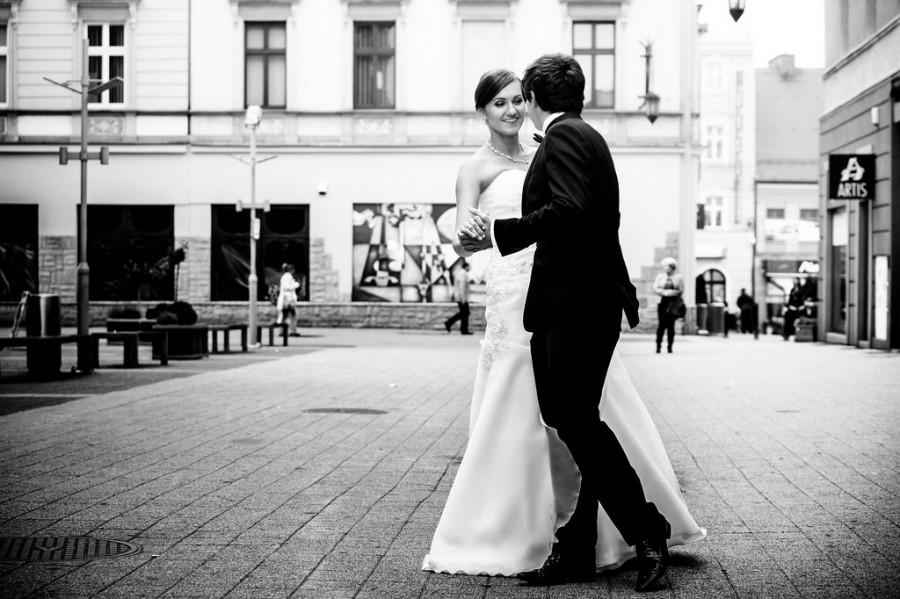 Hochzeit - Newlyweds Dancing In Downtown