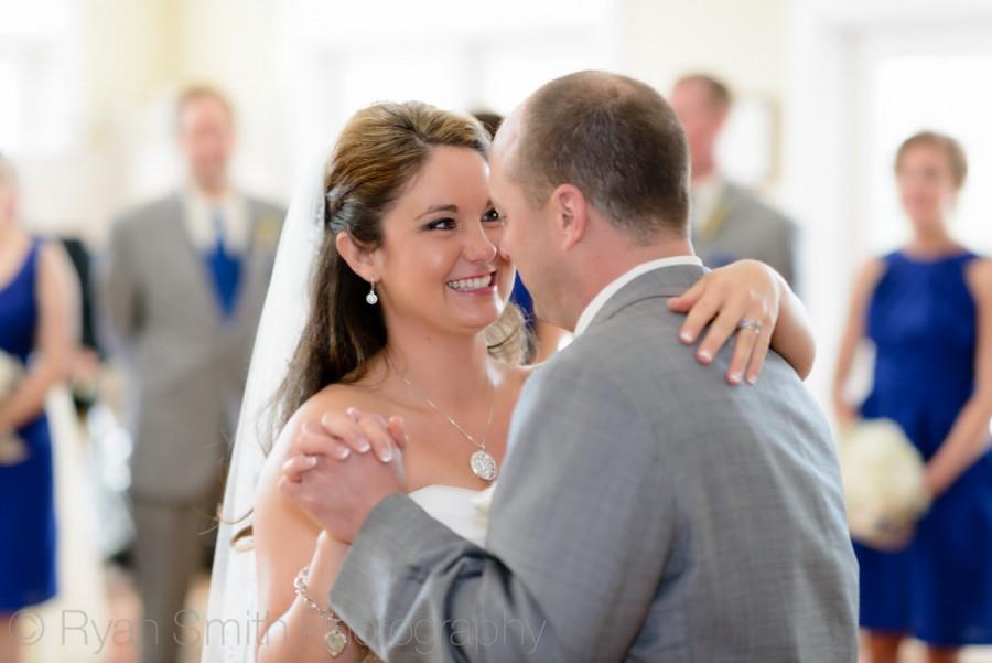 Свадьба - Очень Счастливая Невеста Во Время Первого Танца