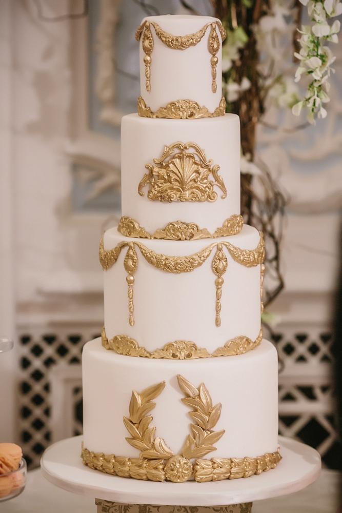 Mariage - Blanc et or baroque de gâteau de mariage