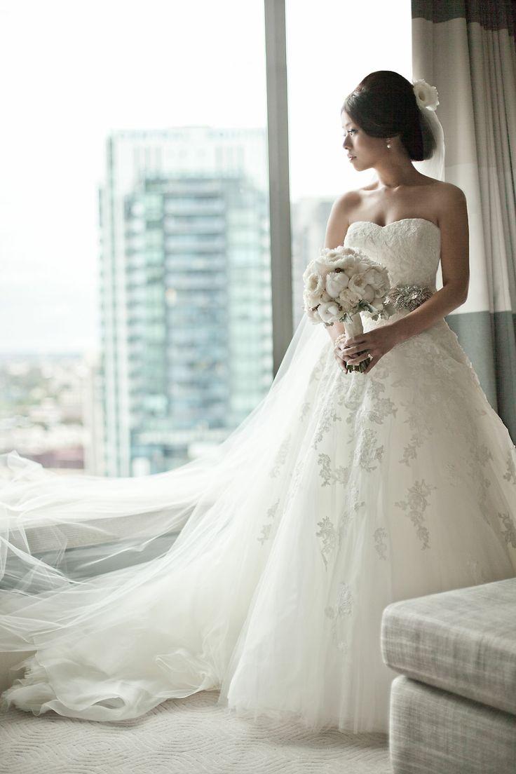 زفاف - العروس مع فساتين زفاف ساس