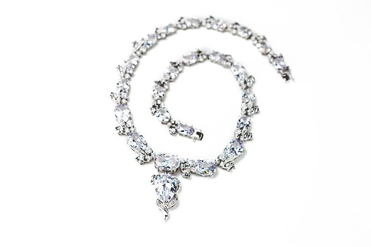 Hochzeit - Leaf design cz necklace