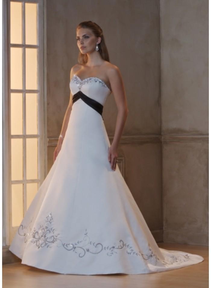 Свадьба - A-line Embroidery Strapless Sweetheart Sweep-train Floor-length Wedding Dresses WE2622