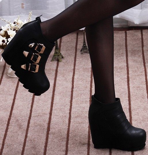 Mariage - Korean Style Button Embellished Thick Heels Short Boot Black BT0373