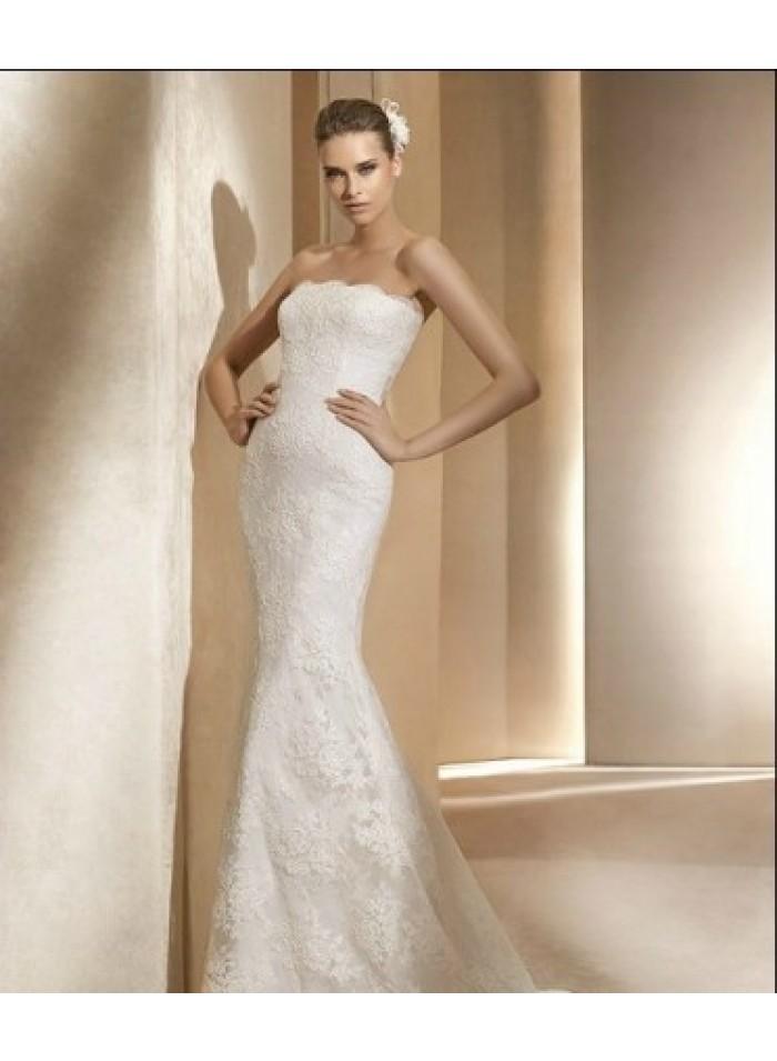 Mariage - Strapless Appliques/Lace Column/Sheath Floor-length Glamorous Natural Lace Wedding Dresses WE2683