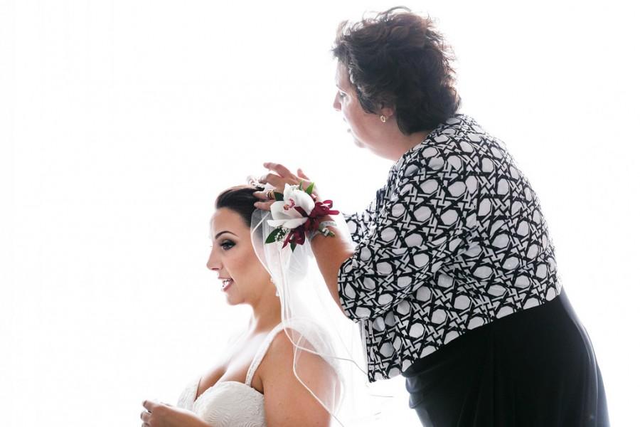Hochzeit - Helping Mom Braut sich bereit für eine italienische Hochzeit