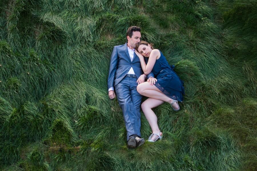 Mariage - Couple bien habillé sur l'herbe