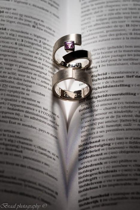 Mariage - Photo des anneaux de mariage comme cadeau pour de bons amis.