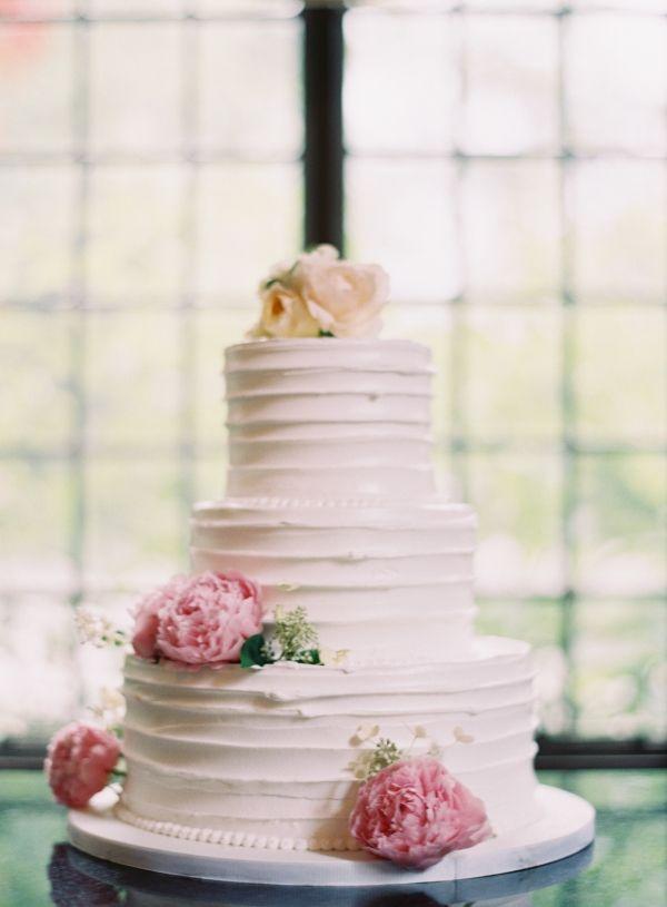 Wedding - Classic Wedding Cake With Fresh Flowers1