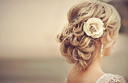 زفاف - عرائس مع أنماط ساس الشعر