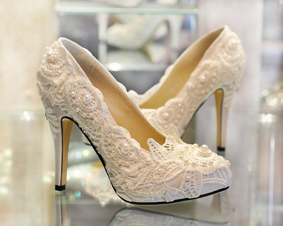 Hochzeit - Perfect White Spitze-Blumen-Perlen Blumenhochzeits-Schuhe Luxus und elegante - SW Handmade