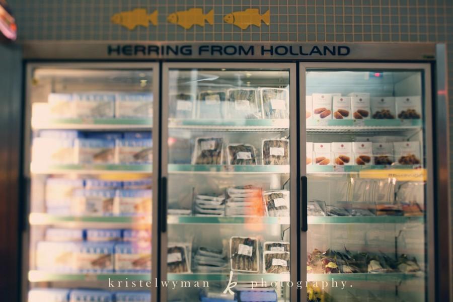 زفاف - مطار أمستردام. نعم. أنها بيع الأسماك المجمدة في المطار.
