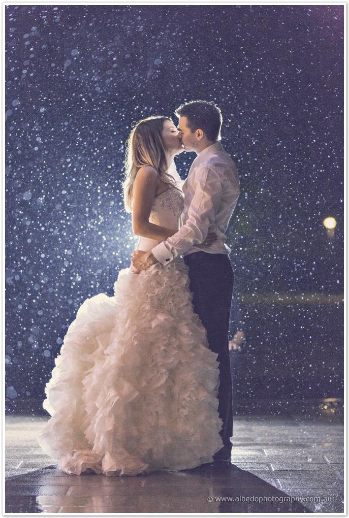 زفاف - التقبيل في المطر