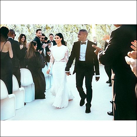 Mariage - Kim Kardashian, Kanye West partager des photos de mariage sur Instagram, Twitter: See Her Dress, Le baiser et plus!