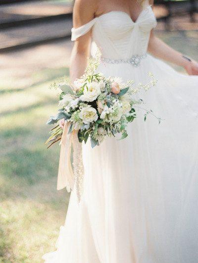 Hochzeit - Bustier-Kleid mit Schärpe und Kristall drapierte Ärmel
