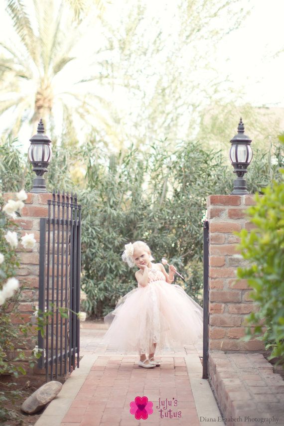 Hochzeit - Süße Raffinesse Blumen-Mädchen-Kleid, Dargestellt In Peach