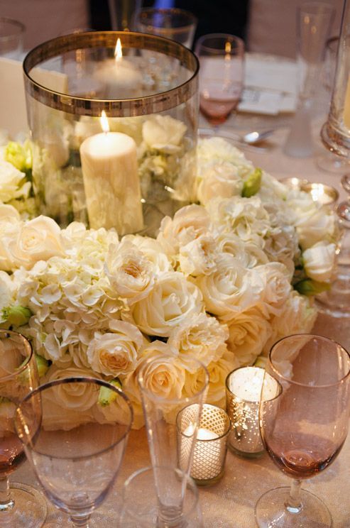 Hochzeit - Weiße Nelken, Hortensien und Rosen erstellen eine exquisite Hochzeits-Mittel.
