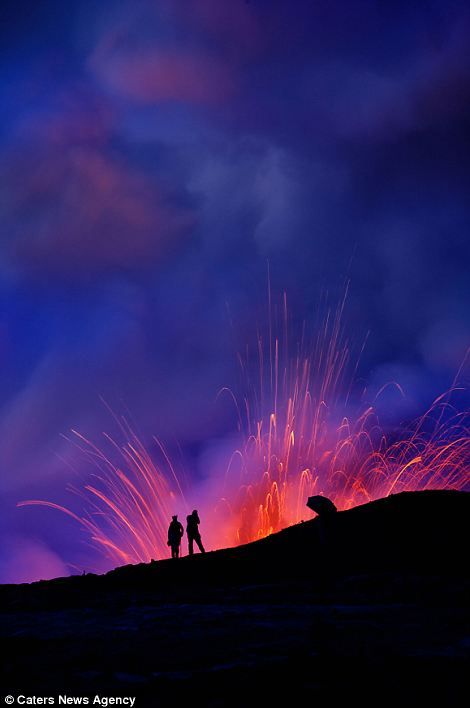 Свадьба - Сорвиголова фотографов храбрый кипящей воды, чтобы захватить драму раскаленной лавы врезался в океан у берегов Гавайи