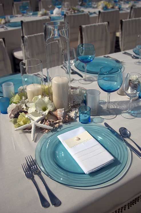 Hochzeit - Umarmung Natur Mit Muscheln, Neutral Bettwäsche und verstreut Blooms, Mit Transparent Blue Ladegeräte und Glaswaren für einen Po