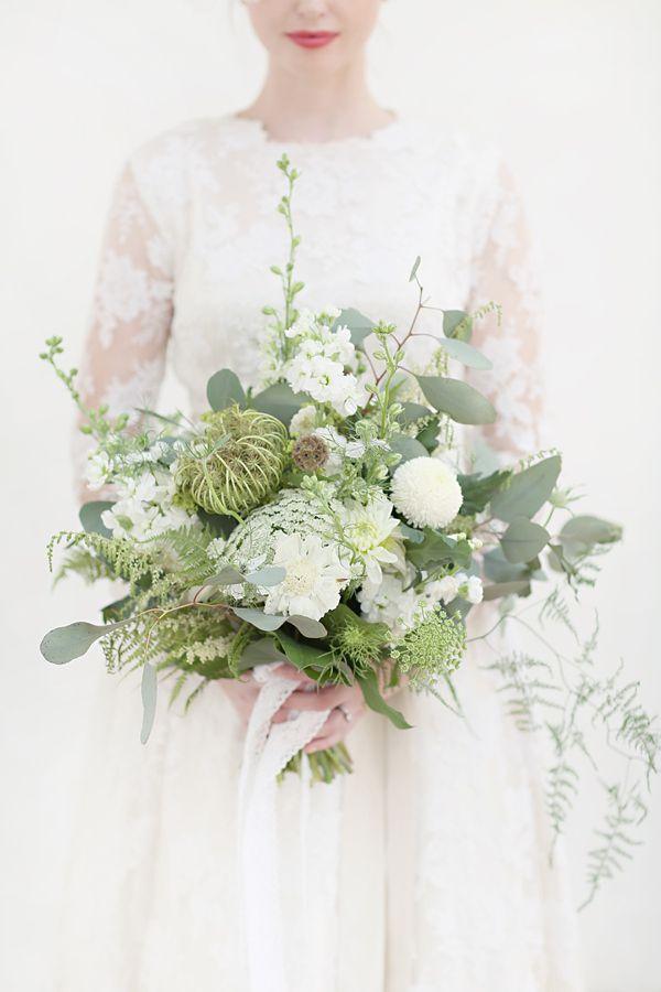 Hochzeit - Bouquets In White
