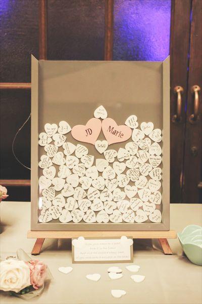 زفاف - رائعتين فكرة دفتر الزوار: ضيوف توقيع أسمائهم على القلب خشبية صغيرة وأسقطه في إطار مربع الظل.