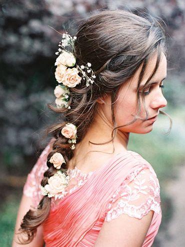 Mariage - Des fleurs fraîches dans Cheveux tressés
