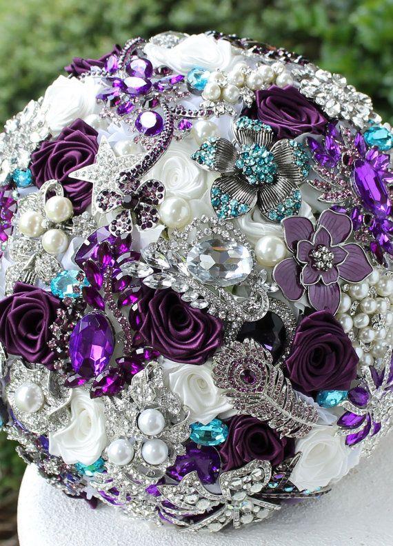 Hochzeit - Aquamarine und lila Hochzeits-Brosche Bouquet. Einlage auf einem auf Bestellung Heirloom Hochzeits Ahle Blumenstrauß