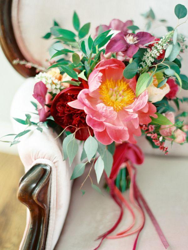 Hochzeit - Bunte Ribbon Tied Bouquet