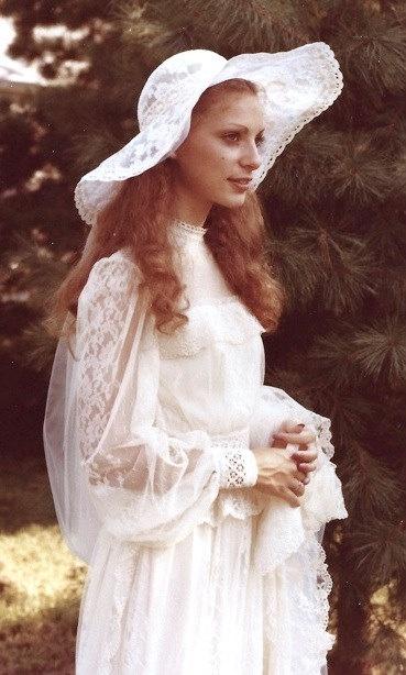 Свадьба - Прекрасные кружева цвета слоновой кости Винтаж 1970-х годов свадебные платья с соответствующими шляпу и вуаль