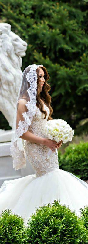Mariage - Mariée avec des robes de mariage Sass
