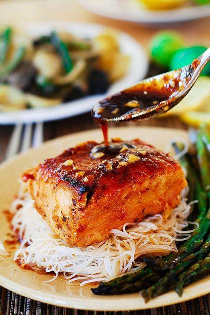 Mariage - Asian Salmon With Rice Noodles And Asparagus